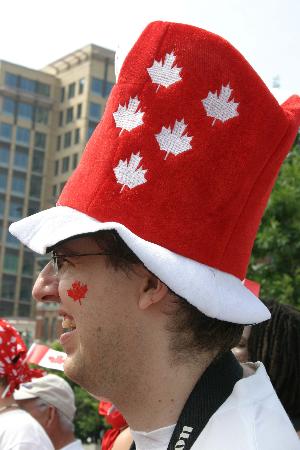 男子戴上绣有5片枫叶图案的高帽子在加拿大首都渥太华参加庆祝活动