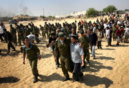 图文:以色列正式开始实施从加沙撤离行动 (1)