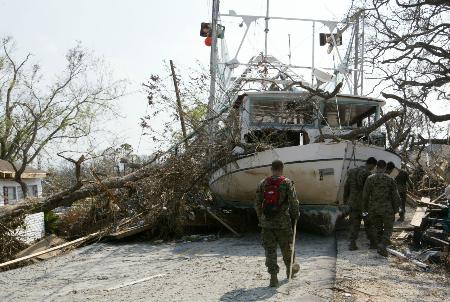 图文:游艇被飓风卡特里娜卷上了马路