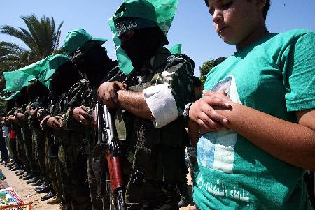 图文:哈马斯武装人员举行感恩祷告(3)