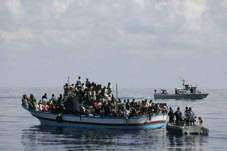 组图:马耳他截留塞满180名偷渡者的超载船只