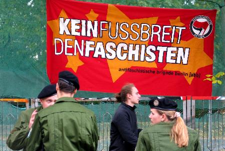 图文:柏林民众集会反对新纳粹活动(4)