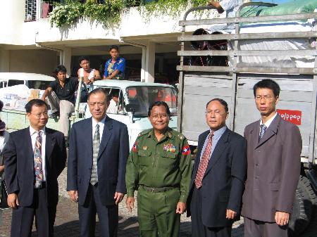 图文:中国使馆和中资公司向缅甸灾民捐赠物品(2)