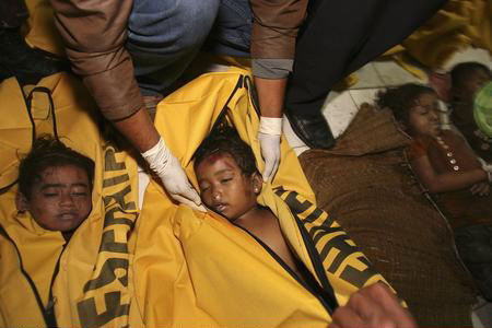 图文:医疗站临时停尸间地上的遇难儿童