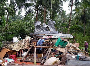 台风榴莲袭击越南导致66人死亡(组图)