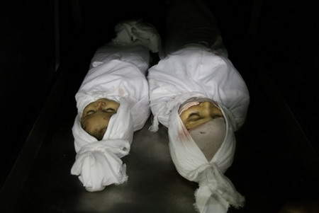 图文:加沙女婴尸体被放在停尸间内