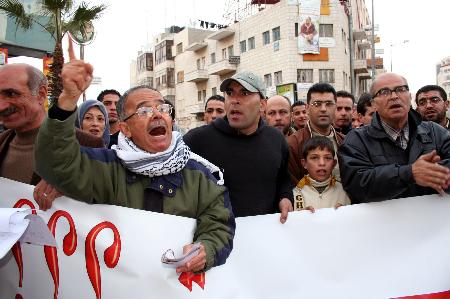图文:巴勒斯坦人集会呼吁哈马斯与法塔赫停止冲突(2)
