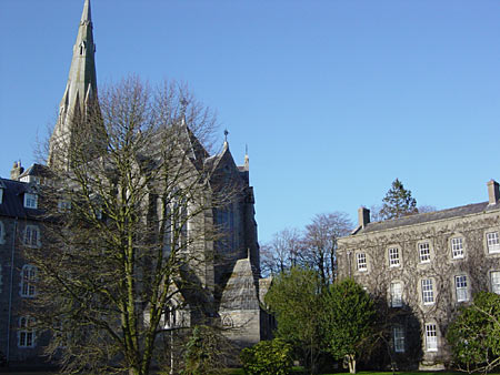 爱尔兰国立梅努斯大学内的古老建筑(图)