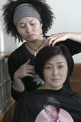 而另一部由香港著名女星关之琳主演,讲述理发师和女客感情纠葛的电影