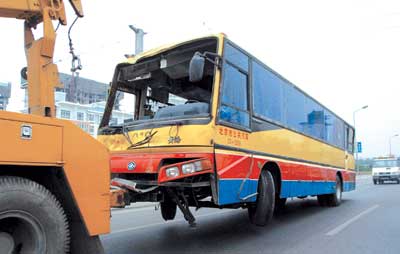 方向盤失控 公交車進溝 車上19名乘客受輕傷(圖)