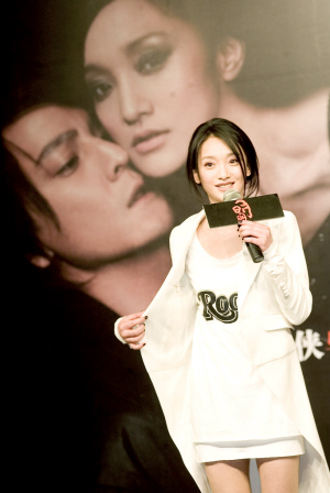 周迅本报讯 昨天,电影《明明》主题歌mv开播仪式在北京举行