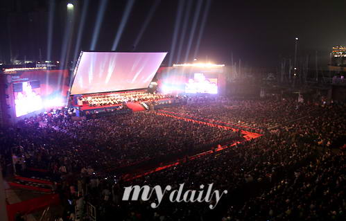 图文:开幕式现场星光璀璨 三面大屏幕豪华登场