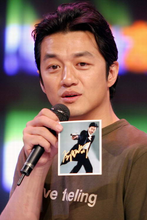 中国演艺圈明星李亚鹏参加广西电视台卫星频道主办的《海滩》电视剧