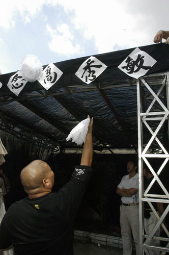 圖文:靈堂擺滿祭奠花圈 親友前往祭拜