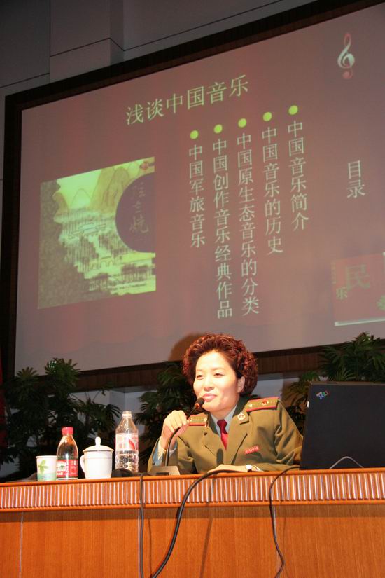 歌唱家李双松向数十个外军学员传授中国音乐