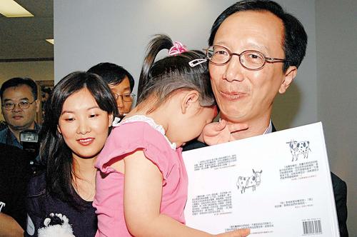 与太太伏明霞带同3岁多的女儿梁司渝出席《信念小母牛》新书记者会
