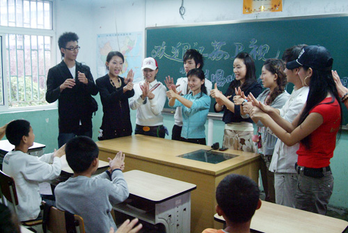 学校 共学手语点击此处查看全部娱乐图片观众索要签名热情观众杭州站