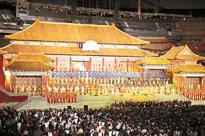 执导的大型景观歌剧《图兰朵》2005年欧洲巡演首站巴黎演出轰动法兰西