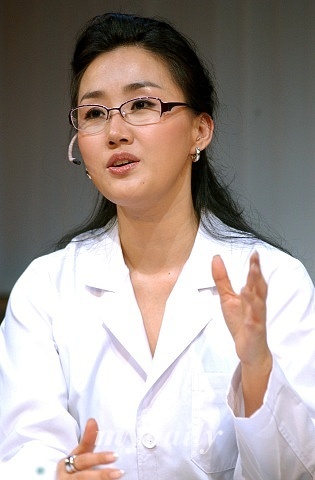 正文 韩国著名歌手苏灿辉日前接受媒体采访时不禁说出了离婚后的