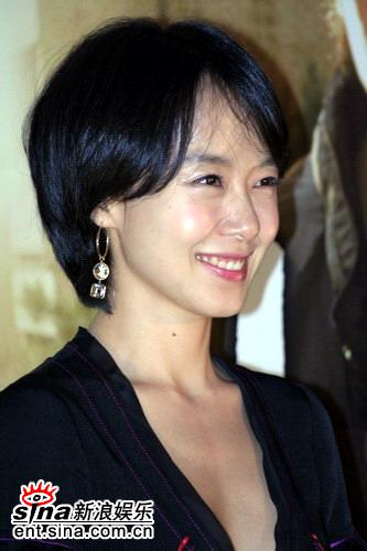 图文全度妍婚后首部新片首映甜笑大方高贵