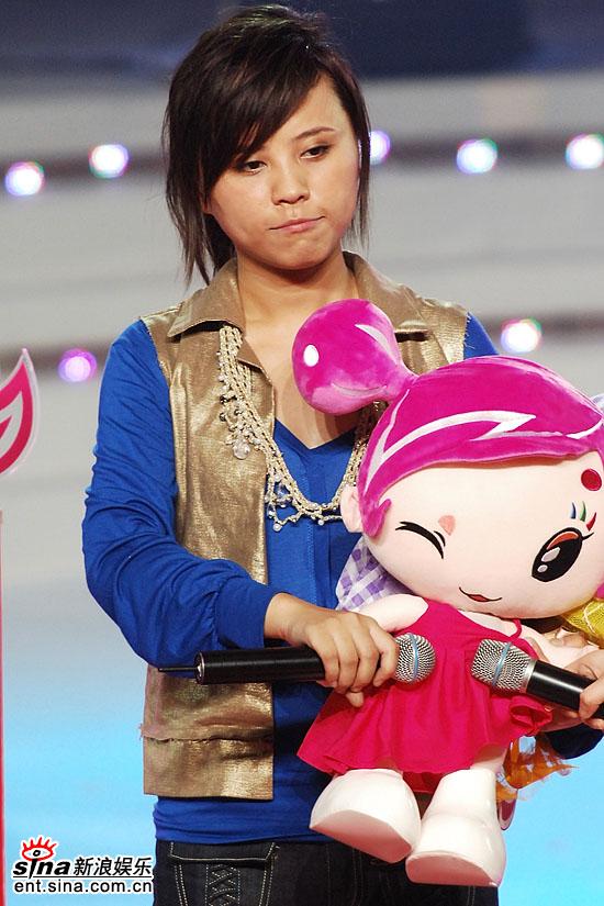 图文超级女声总决赛8进6韩真真怀抱超女娃娃
