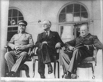 1943年11月在德黑兰会晤的斯大林(左),丘吉尔和罗斯福(右)