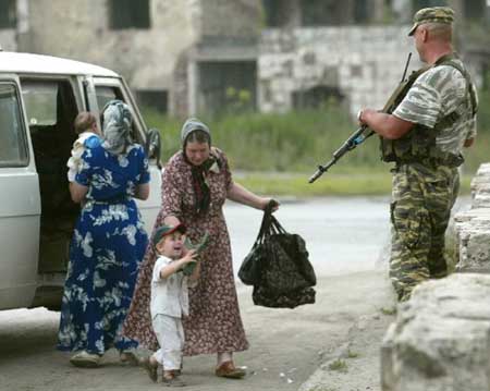 在车臣首府格罗兹尼,一名车臣儿童用玩具来复枪指着一名俄罗斯内政部