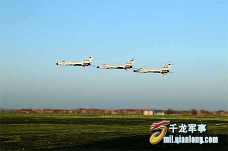 勇敢者的遊戲:中國空軍殲8b低空密集編隊(組圖)