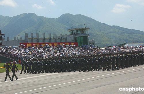 图文:驻港部队阅兵仪式在在新界石岗军营举行