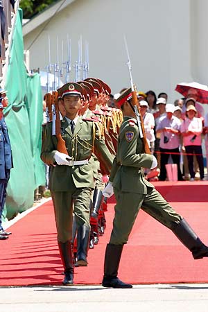 图文:驻港部队阅兵仪式上执勤的士兵(2)