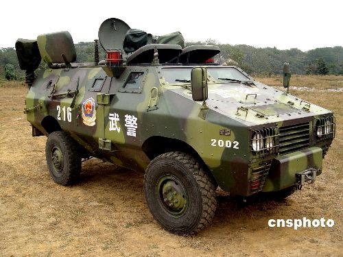 2004年10月25日,在武警某部训练场,新型防暴运兵车和防暴装甲车与武警
