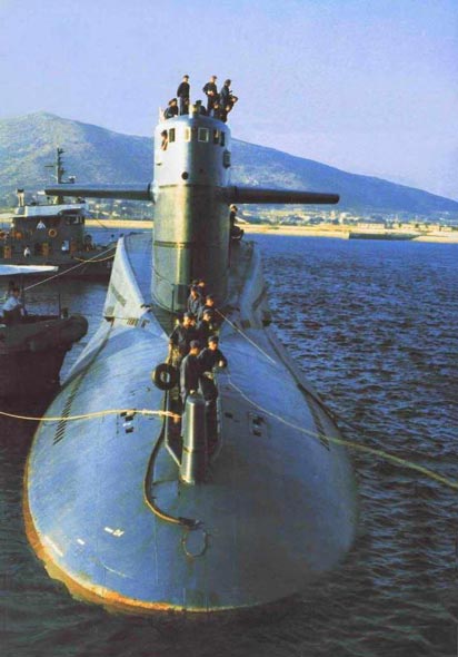 图文:夏级弹道导弹核潜艇406舰进港