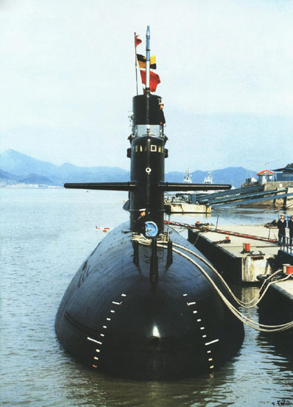 图文海军基地停靠的宋级039gg型常规潜艇