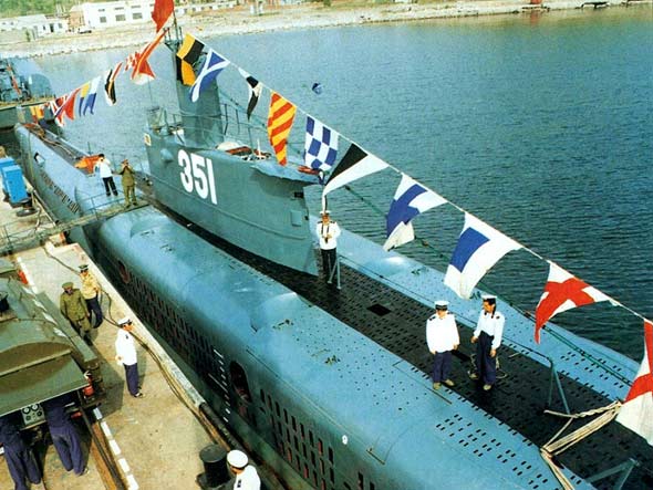 图文:在军港停靠的中国武汉级常规导弹潜艇