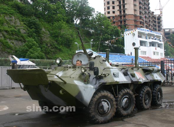 圖文:泅渡狀態的俄製btr-80兩棲裝甲輸送車