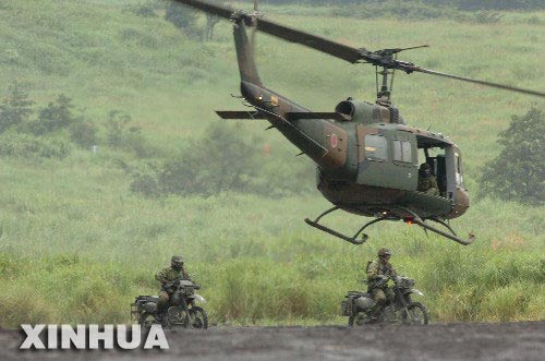图文:日本自卫队的直升机在运载士兵