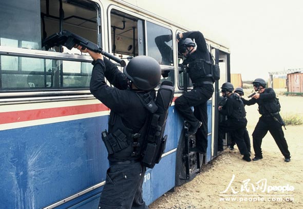 图文:使用拐弯枪的警察特种突击分队