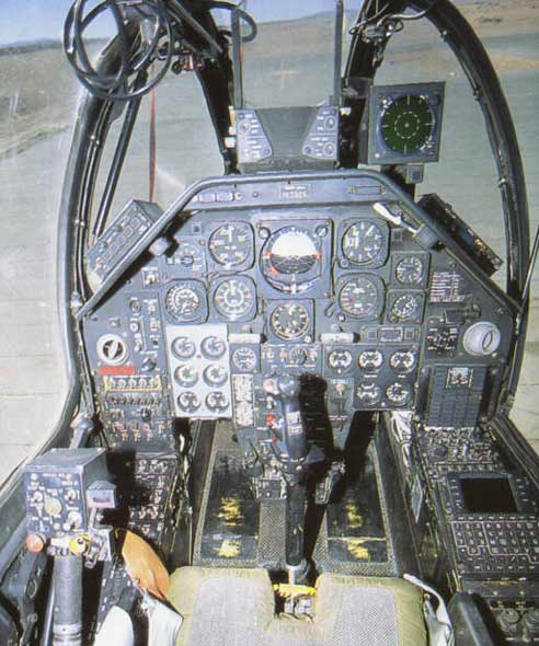 军用直升机驾驶舱图片