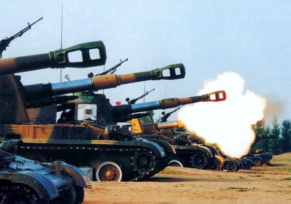 图文:我军83式152毫米自行加榴炮群火力覆盖