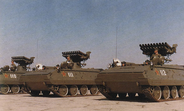 参加1984年天安门阅兵式的70式130毫米自行火箭炮