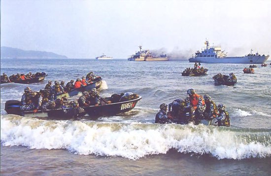 图文:中国海军陆战队冲锋舟海上训练