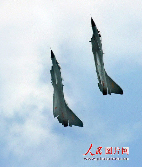 图文:空军歼10战机双机垂直爬升