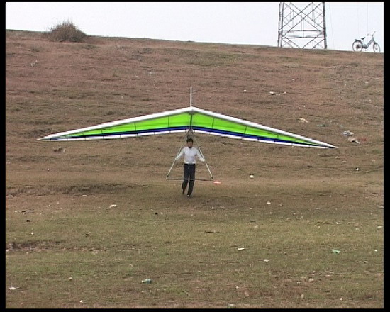 动感试飞巨大的热气球从湘江风光带的风帆广场升起,下面吊着三角翼和