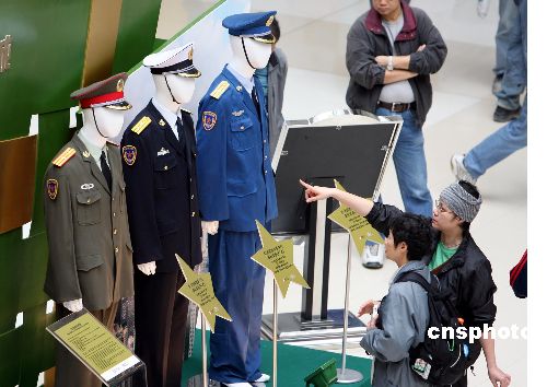 圖中為駐港部隊海,陸,空軍官服