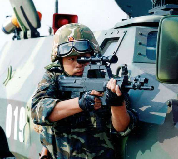 中国武警特警队员使用95式步枪进行反恐演练
