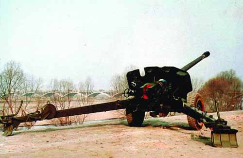 86式100毫米牵引式反坦克炮发射穿甲弹和破甲弹的长身管反坦克加农炮