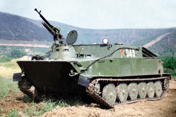 77式两栖装甲输送车图片