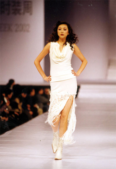 2002中国时装周殷姗姗图片
