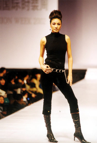 2002中国时装周殷姗姗图片