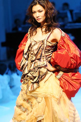 姜培琳2004国际时装周图片
